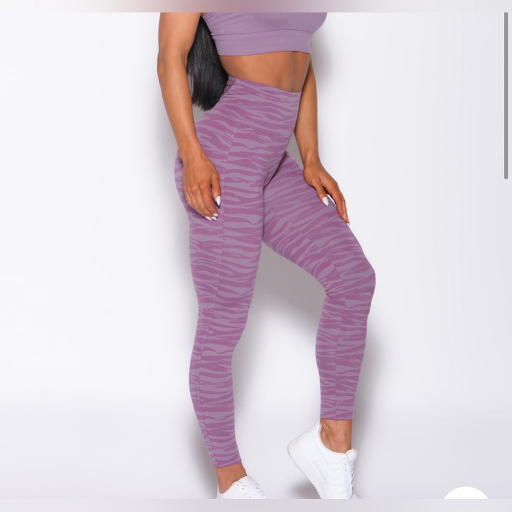EUC BOMBSHELL SPORTSWEAR SEXY BACK LEGGING, ORCHID SIZE SMALL **sold out online!